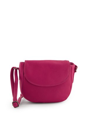 Sac bandoulière en cuir fuchsia, de forme arrondie, avec un rabat et une bandoulière réglable. Texture lisse avec des accents de couture soignés.