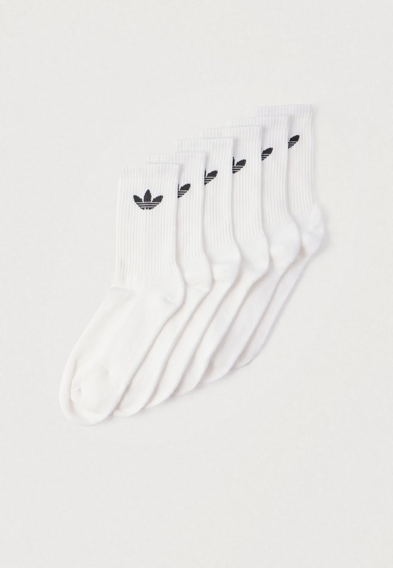 Bijele pamučne čarape, rebraste teksture, šest pari složenih. Na svakoj čarapi crni izvezeni logotip. Klasična dužina do sredine lista i jednostavan dizajn.