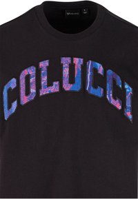 Černé bavlněné tričko s velkým modrým a růžovým grafickým nápisem "COLUCCI" s texturovaným, vzorovaným designem. Výstřih ve stylu crew neck.