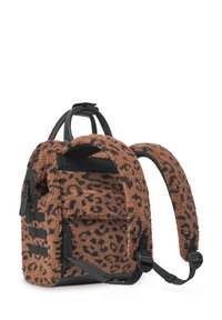 Leopardprint rugzak met een zachte, harige buitenkant in bruintinten. Voorzien van zwarte schouderbanden en een voorzak met rits voor opslag.