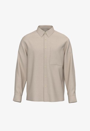 Camisa beige de manga larga con botones, cuello puntiagudo y un bolsillo en el pecho, mostrada sobre fondo blanco.