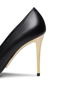 Scarpa nera in pelle con tacco alto e finitura lucida, caratterizzata da un tacco a stiletto metallico dorato e un design fluido e sofisticato.