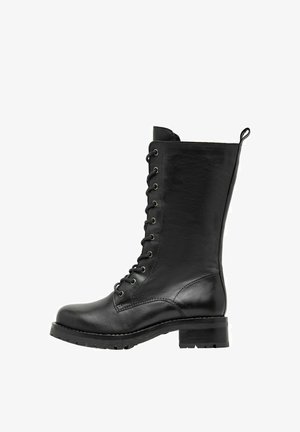 Botte noire en cuir à lacets avec une tige haute, un bout rond, une semelle robuste et un talon épais. Comprend des œillets métalliques et une languette pour un enfilage facile.