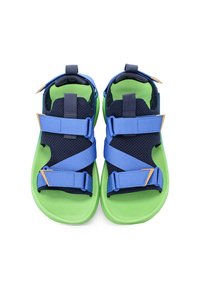 Due sandali con suola verde, cinturini blu e dettagli in rete blu scuro. Cinture regolabili con accessori metallici per una vestibilità sicura.