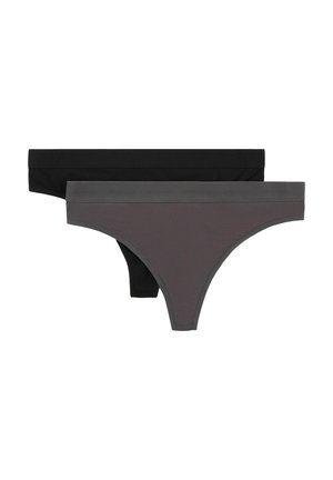 Dwie kobiece bezszwowe majtki typu string, jedna czarna, druga szara, z elastycznymi paskami w talii z nadrukowanym logo na białym tle.