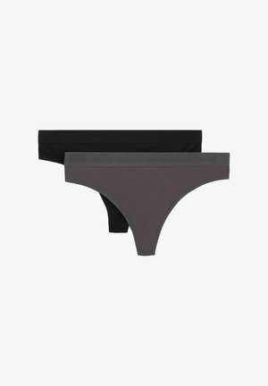 Dwie kobiece bezszwowe majtki typu string, jedna czarna, druga szara, z elastycznymi paskami w talii z nadrukowanym logo na białym tle.