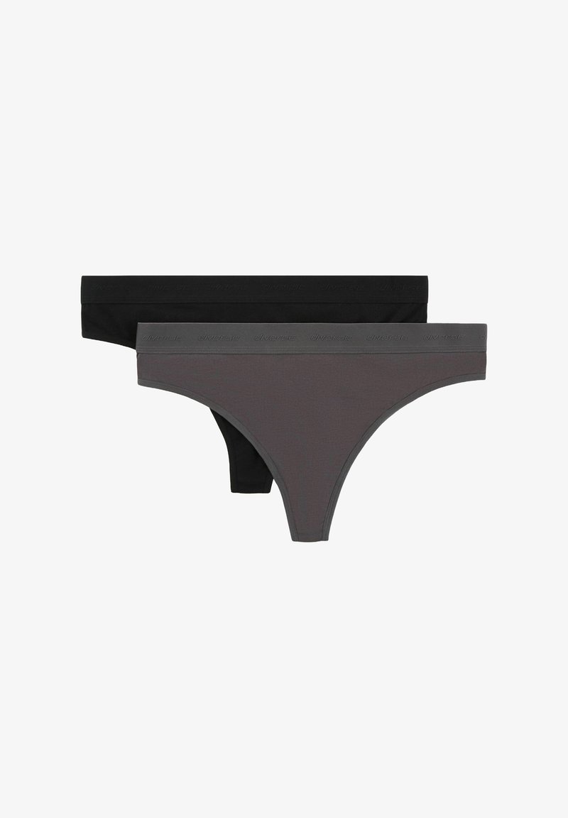 Dwie kobiece bezszwowe majtki typu string, jedna czarna, druga szara, z elastycznymi paskami w talii z nadrukowanym logo na białym tle.
