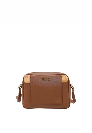 Bruine crossbodytas met voorvak, gouden rits, verstelbare band en kleine accenten met kaartpatroon op de bovenste hoeken.