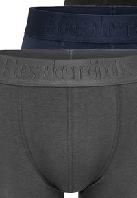 Tummansiniset, harmaat ja mustat bokserialushousut, joissa on joustavat vyötärönauhat, joissa on kohokuvioitu "Resteröds"-logo; sileä, joustava kangas ja istuva malli.