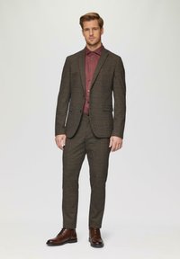 s.Oliver BLACK LABEL TAILORED FIT FEIN STRUKTURIERTES AUS COMFORT STRETCH - Businesshemd - bordeaux