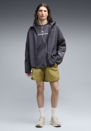 Puma, RUN CULTURE COLLECTIVE RELAXED WASHED GRAPHIC LONG SLEEVE - T-shirt à manches longues - inky depths