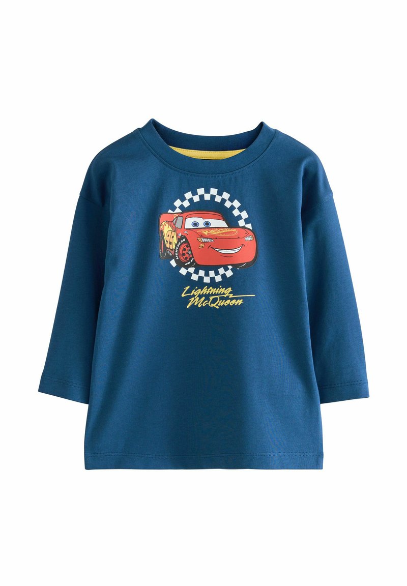 Zils garām piedurknēm T-krekls, izgatavots no kokvilnas, ar grafiku, kurā attēlots sarkans sacīkšu auto ar acīm un nosaukumu "Lightning McQueen" dzeltenā krāsā zem tā.