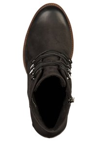 Botín de cuero negro hasta el tobillo con punta redonda, superficie texturizada y cordones grises. Cuenta con un zipper lateral para facilitar el acceso y una suela de color marrón claro.