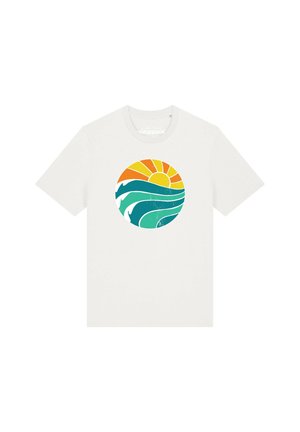 T-shirt blanc à manches courtes avec un graphisme d'un soleil jaune, de rayons orange et de vagues océaniques bleu sarcelle dans un design circulaire.