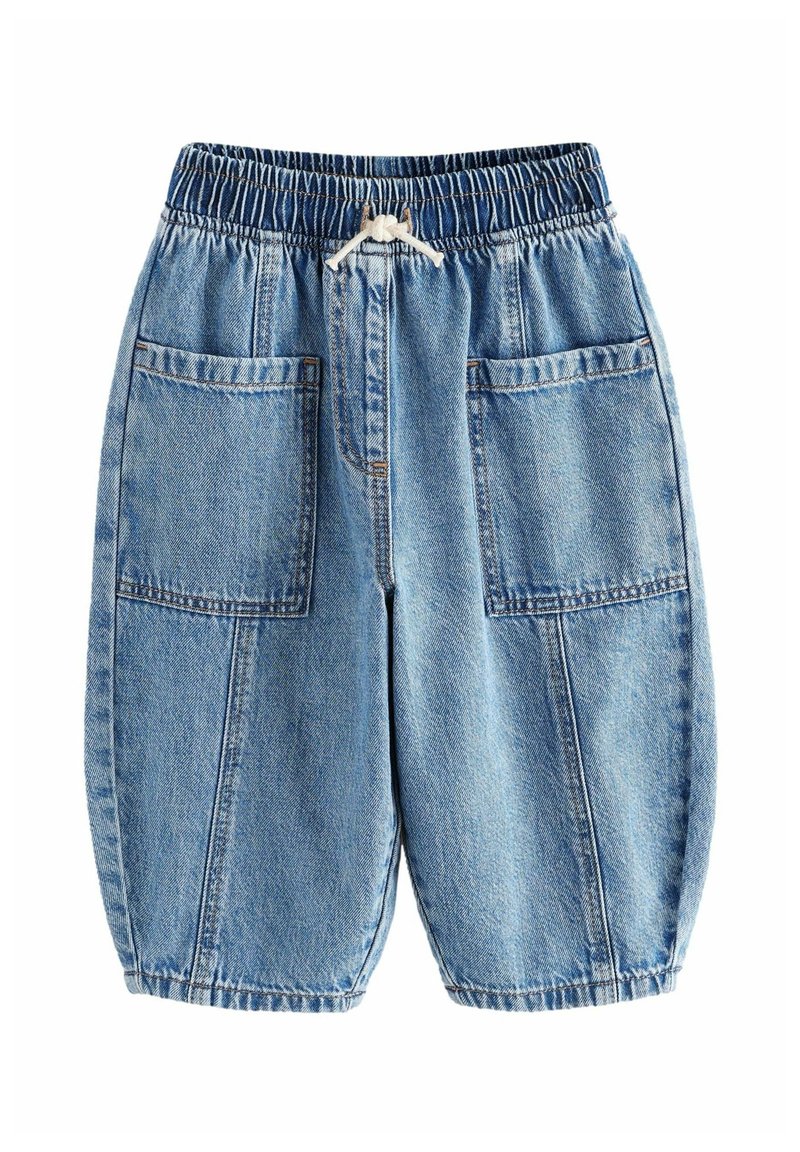 Short en jean bleu clair ample avec ceinture élastique, cordon blanc et grandes poches plaquées sur les côtés avant.