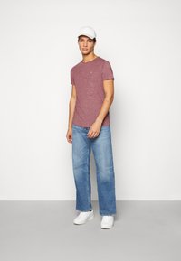 Tommy Jeans SLIM JASPE CREW NECK - T-shirt básica - deep rouge
