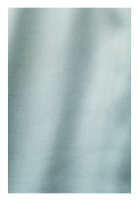 Ljusblått tyg med en slät, matt textur, som visar en subtil lyster och ett enhetligt mönster genom hela ytan. Kanterna är något rullade.