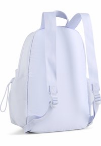 Svijetlopurple ruksak s podstavljenim materijalom, dva podesiva remena, bočnim džepovima i glatkom teksturom. Kompaktnog, zaobljenog oblika.