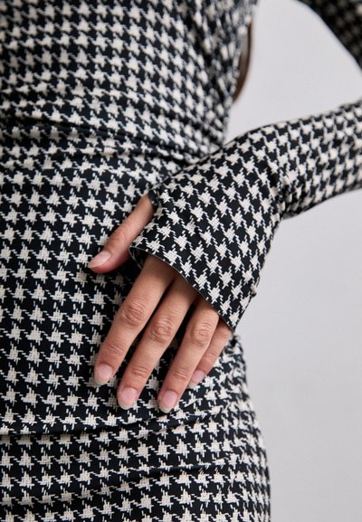 Norma Kamali LONG SLEEVE TURTLENECK PICKLEBALL DRESS - Vestido de malha - black