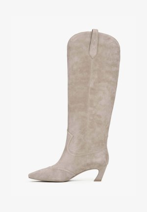 Knöchelhohe, beige Wildlederstiefel mit spitzem Zeh und Blockabsatz. Verfügt über gestickte Details und eine Schlaufe am oberen Ende für Unterstützung beim Anziehen.