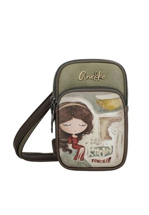 Piccola borsa a tracolla verde e marrone con un'illustrazione di una ragazza dei cartoni animati e le parole "Conosci te stesso" sulla tasca frontale.