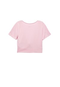 Camiseta corta rosa con mangas cortas, escote redondo, textura suave y un logo sutil en relieve en la parte posterior. Diseño sencillo.