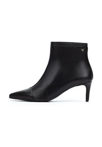 Bottine en cuir noir avec un bout pointu, un talon de hauteur intermédiaire et un design minimaliste. Présente un petit logo sur le côté.