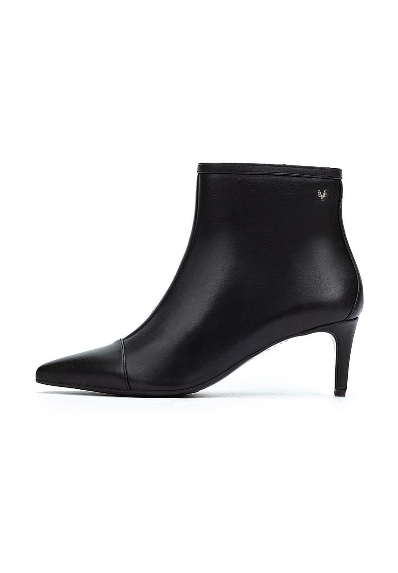 Bottine en cuir noir avec un bout pointu, un talon de hauteur intermédiaire et un design minimaliste. Présente un petit logo sur le côté.