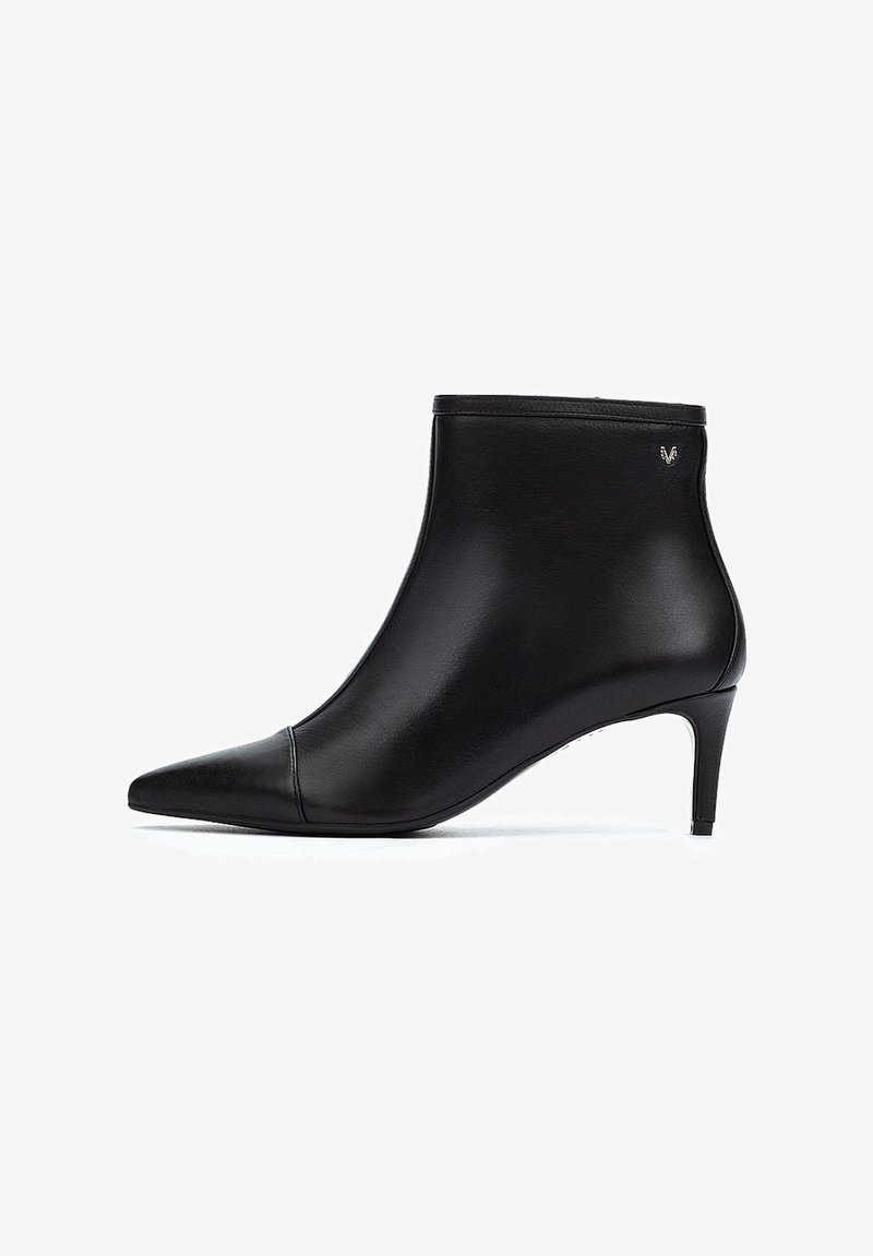Černá kožená kotníková bota s špičatou špičkou, středně vysokým podpatkem a minimalistickým designem. Obsahuje malou logo akcentaci na boku.