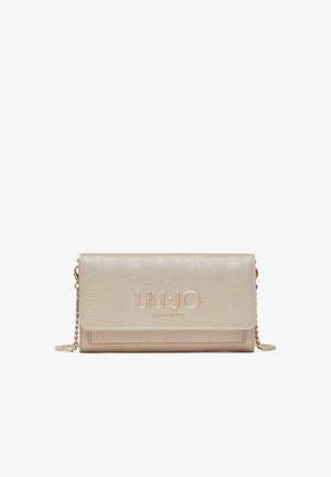 Gouden clutch van getextureerd leer met geperst "LIU JO" logo, klepsluiting, kettingriem en een slank rechthoekig ontwerp.