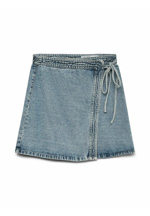 Jupe portefeuille en denim bleu clair avec fermeture à nouer sur le côté droit et texture subtilement délavée, longueur genou.