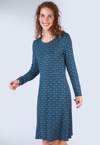 Langärmliges Kleid aus türkisfarbenem Stoff mit Blumendruck in Rot und Blau. Es hat einen runden Ausschnitt und eine lockere Passform, die bis zur Mitte der Wade reicht.