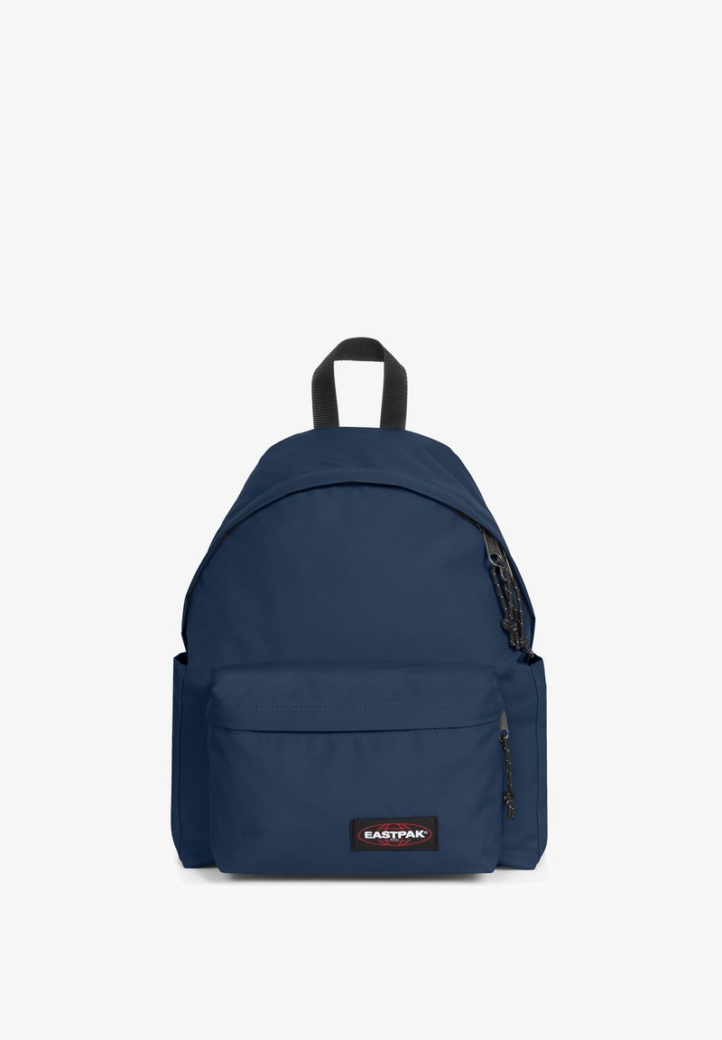 Navyblå nylonryggsäck med ett huvudfack, framfick med dragkedja och handtag på toppen. Har en logotypapplikation och justerbara remmar.