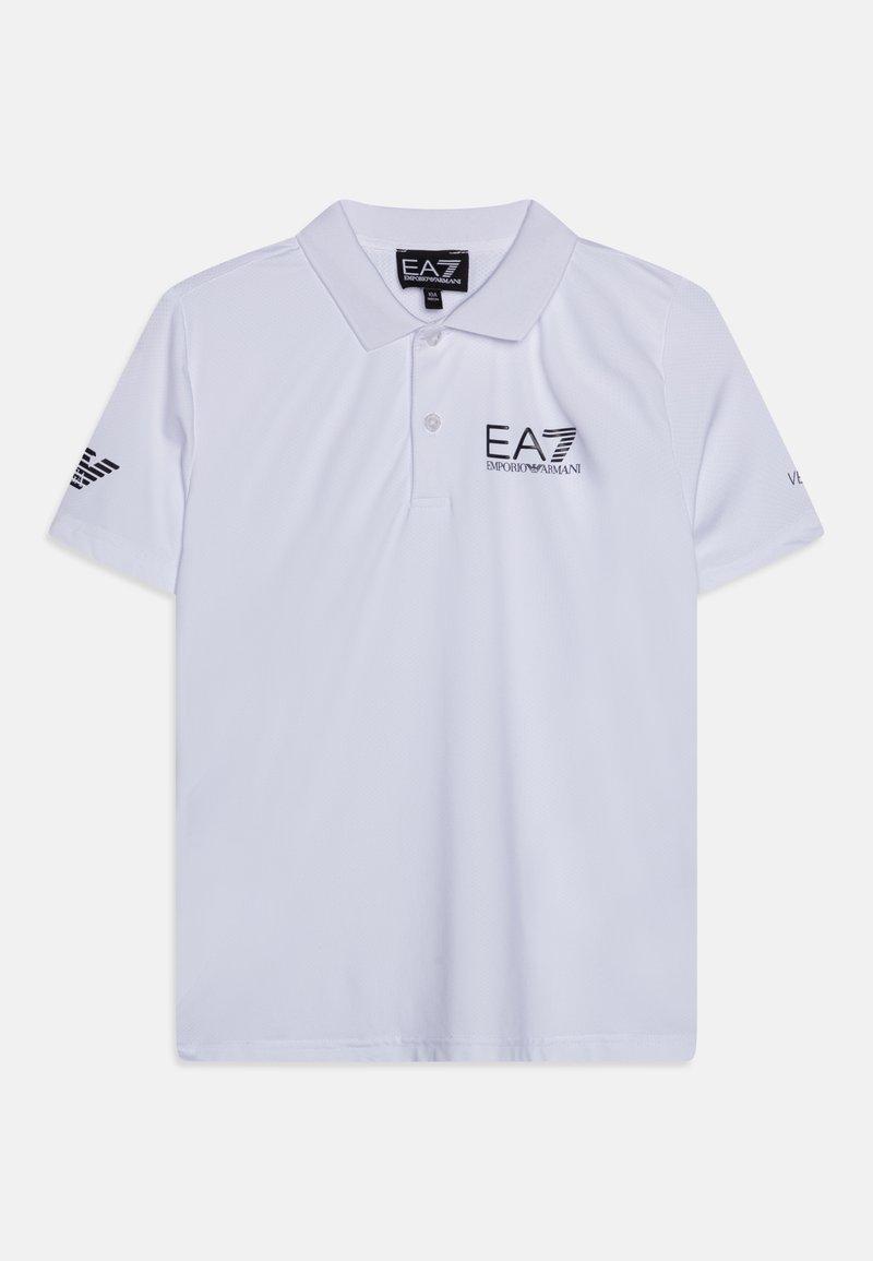 Hvit polo skjorte laget av teksturert stoff, med krage, korte ermer og svarte logo-detaljer på brystet og ermene.