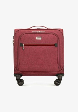 Valigia di tessuto rosso con scomparti con zip, frontale piatto, manico laterale e quattro ruote multidirezionali per una facile mobilità.