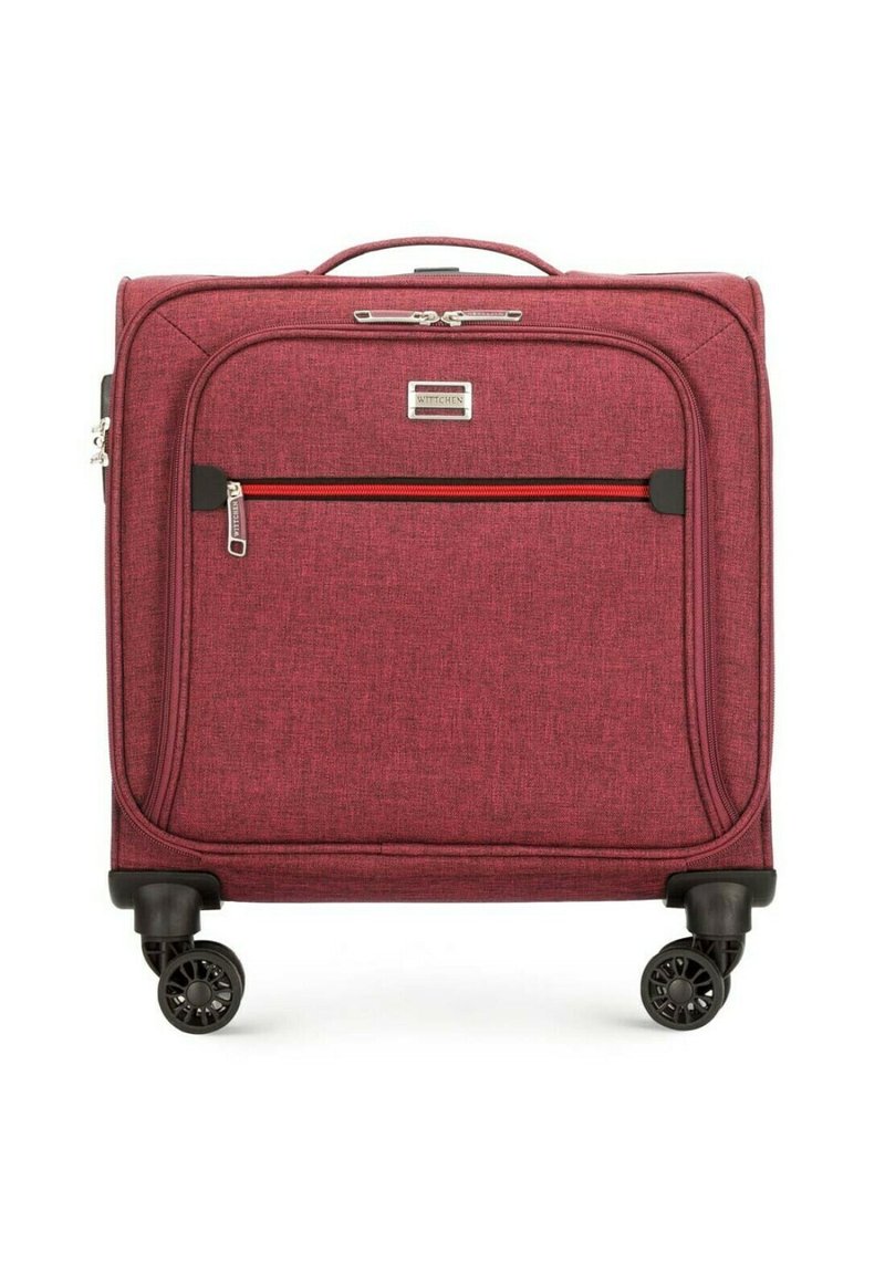 Valise en tissu rouge avec des compartiments zippés, devant plat, poignée latérale et quatre roues multidirectionnelles pour une mobilité facile.