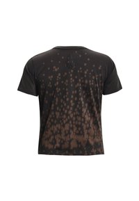 Camiseta de algodón negra con un diseño de tie-dye en tonos marrones y claros, mangas cortas y un logo texturizado en la parte posterior.