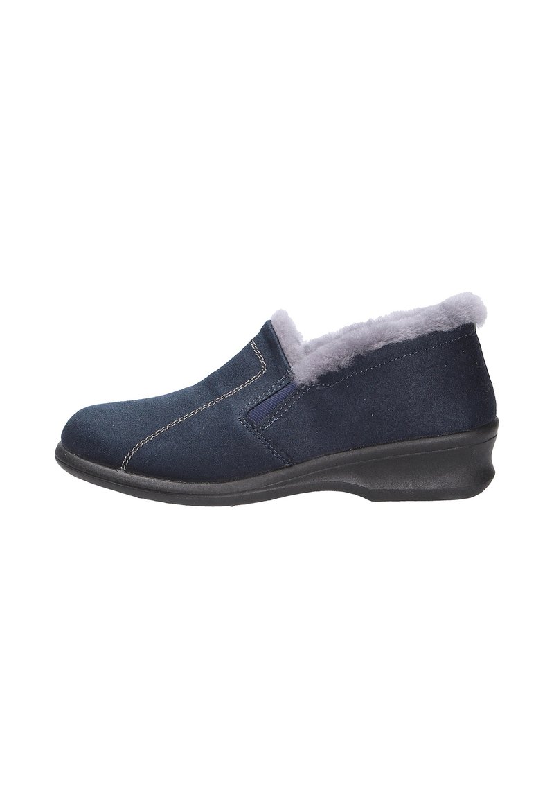 Navyblaue Slipper mit einer Fütterung aus Kunstfell, ausgestattet mit einem samtartigen Obermaterial, hellem Nähen und einer gepolsterten schwarzen Außensohle.