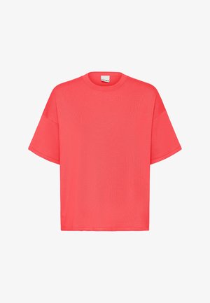 Coral oversized T-shirt, short sleeves, round neck, made of soft fabric with a slightly textured surface, straight hem, no patterns or accents.