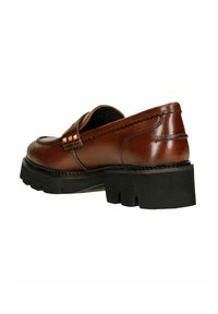 Mocassino in pelle marrone con bordo scallop, tre borchie dorate sulla fascia e suola nera spessa, mostrato da angolazioni laterale e posteriore.
