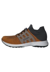 Texturierten braunen und grauen Sport Schuh mit einem flexiblen Strickobermaterial, kontrastierenden grauen Seitensupport und einer weißen Sohle mit schwarzen Akzenten.
