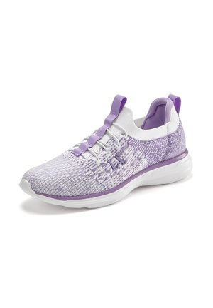 Lila und weiße Sportschuhe mit einem strukturierten, gestrickten Obermaterial, ausgestattet mit einem Schnürdesign, einem Zugband und einer gepolsterten Sohle.