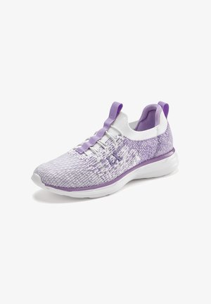 Lila und weiße Sportschuhe mit einem strukturierten, gestrickten Obermaterial, ausgestattet mit einem Schnürdesign, einem Zugband und einer gepolsterten Sohle.