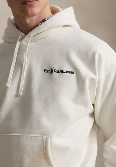 Λευκό βαμβακερό φούτερ με κουκούλα, τσέπη μπροστά, κορδόνι ρύθμισης στην κουκούλα και κεντημένο μπλε σήμα "Polo Ralph Lauren" στο στήθος. Μαλακή υφή.