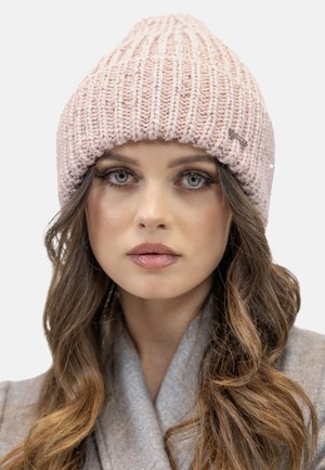 Berretto rosa lavorato a maglia con righe verticali, caratterizzato da una leggera lucentezza e un piccolo etichetta metallica del marchio sul lato. Texture morbida.