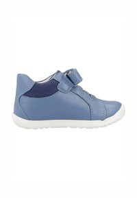 Sneaker in pelle azzurro chiaro con dettagli in tessuto blu navy, cinturino in velcro e suola in gomma bianca. Punta arrotondata e dettagli cuciti.
