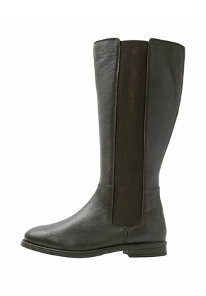 Botte haute en cuir noir avec un petit talon et des panneaux latéraux élastiques pour un enfilage facile, vue de l'extérieur.