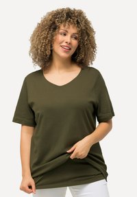 Olivengrønt T-shirt med korte ærmer og V-hals, lavet af blødt stof, der har en afslappet pasform og et enkelt design uden udsmykninger.