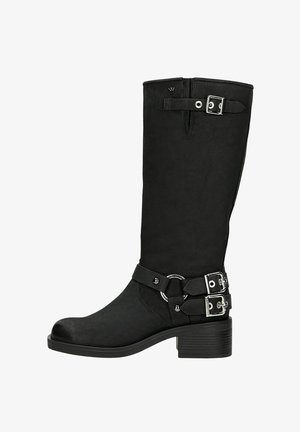 Zwarte leren laars tot net boven de enkel met een lage blokhak, twee zilveren gespen bij de enkel en een gespuntje nabij de bovenkant.