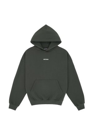 Mørkegrøn hættetrøje med forlomme og lille hvid "WRSTBHVR" tekst centreret på brystet.
